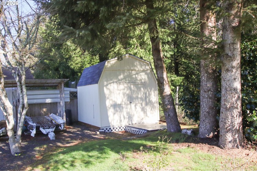 Charming 3 bedroom, 1 bath home offering 1,024 sq ft of - photo 31