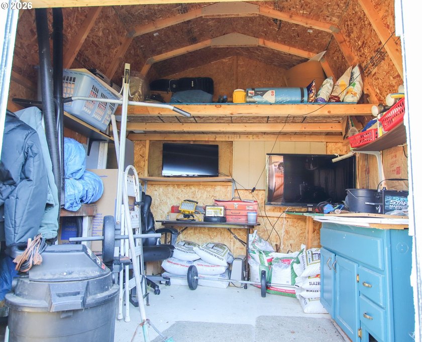 Charming 3 bedroom, 1 bath home offering 1,024 sq ft of - photo 34