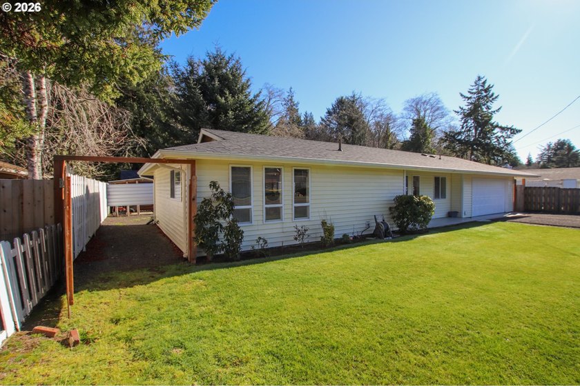 Charming 3 bedroom, 1 bath home offering 1,024 sq ft of - photo 36