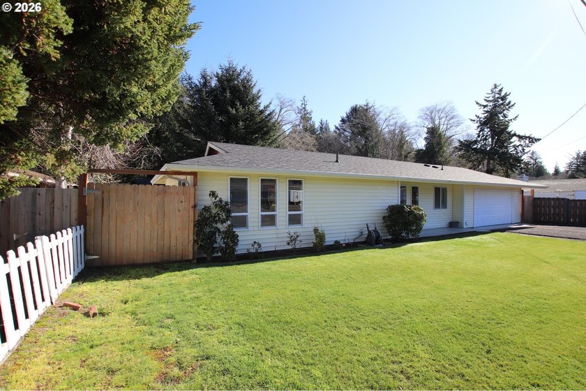 Charming 3 bedroom, 1 bath home offering 1,024 sq ft of - photo 37
