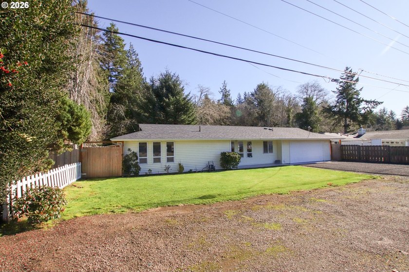 Charming 3 bedroom, 1 bath home offering 1,024 sq ft of - photo 38