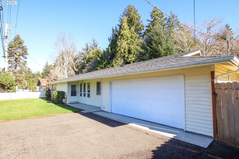Charming 3 bedroom, 1 bath home offering 1,024 sq ft of - photo 39