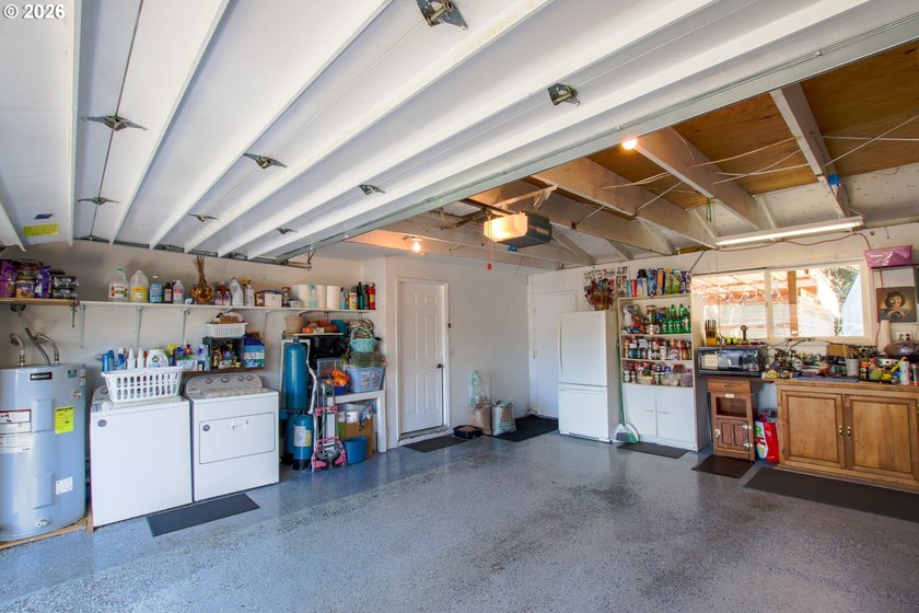 Charming 3 bedroom, 1 bath home offering 1,024 sq ft of - photo 40