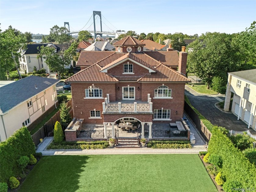 Nestled within the prestigious waterfront enclave of Malba, one - photo 3