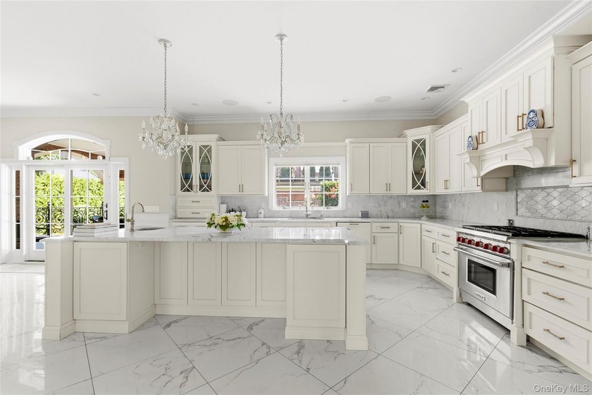 Nestled within the prestigious waterfront enclave of Malba, one - photo 8