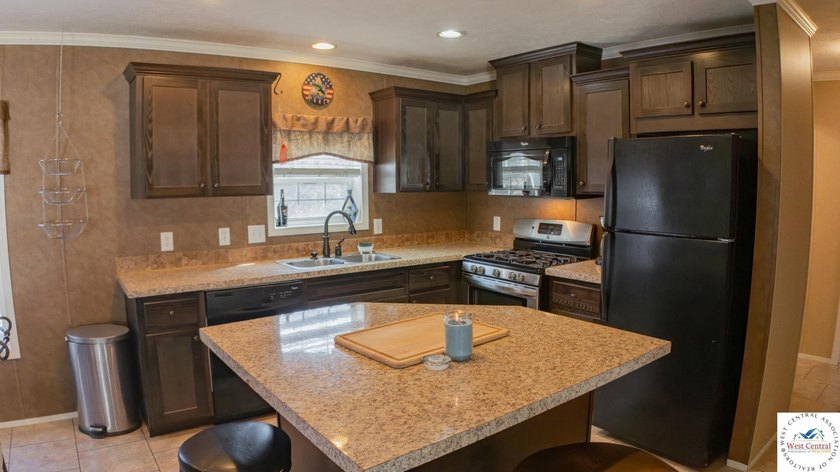 This charming 1,350 sq ft manufactured home sits on a permanent - photo 11