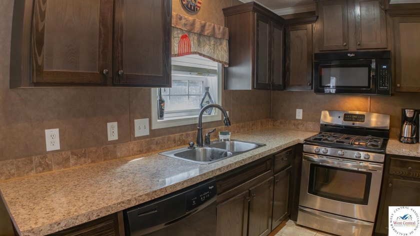 This charming 1,350 sq ft manufactured home sits on a permanent - photo 13