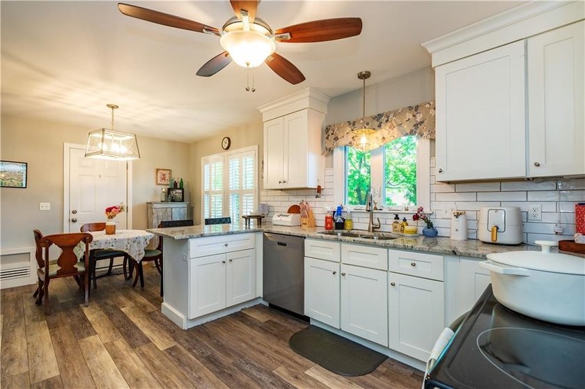 Unique Greenwood proper L shaped ranch with 100 percent interior - photo 21