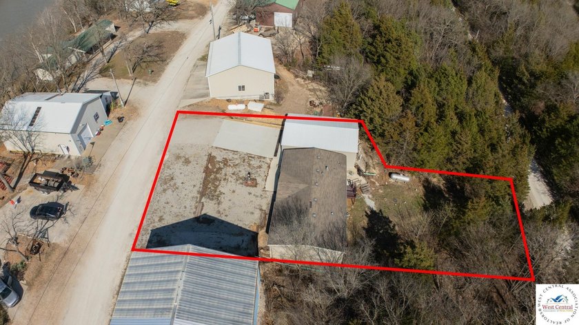 This charming 1,350 sq ft manufactured home sits on a permanent - photo 42