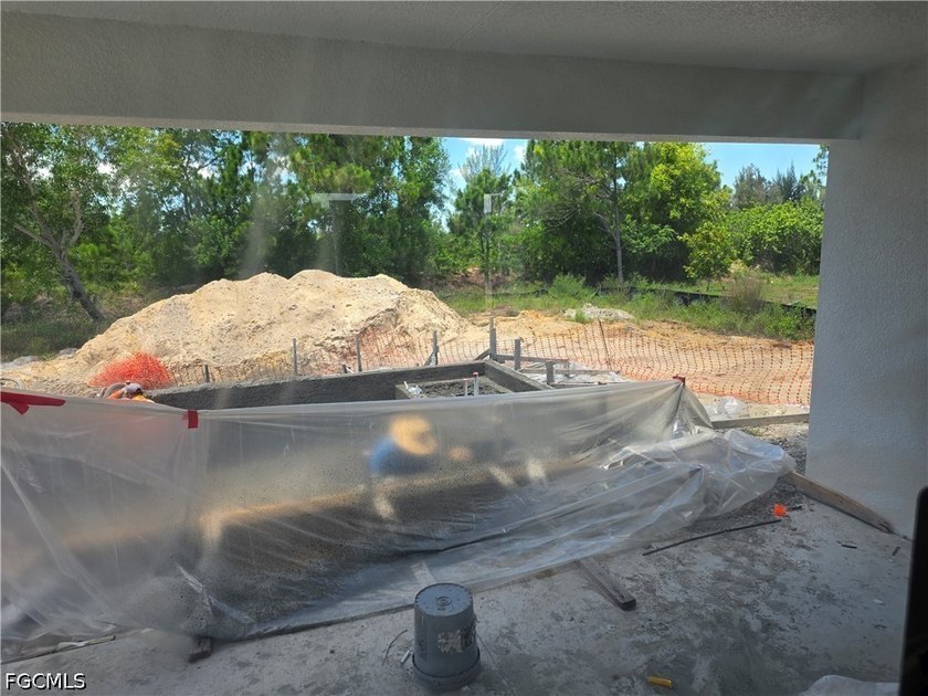 This 4 bedroom 2 bathroom centrally located home on an oversize - photo 3