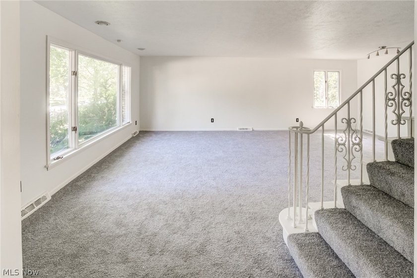 Welcome to 18212 Cornwall Road in Cleveland's desirable lakeside - photo 3