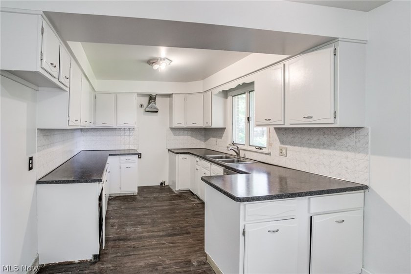 Welcome to 18212 Cornwall Road in Cleveland's desirable lakeside - photo 5