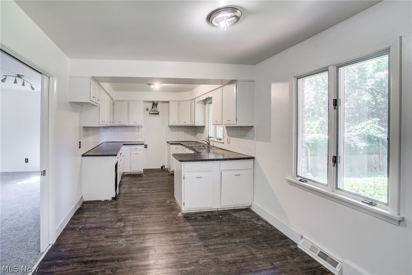 Welcome to 18212 Cornwall Road in Cleveland's desirable lakeside - photo 6