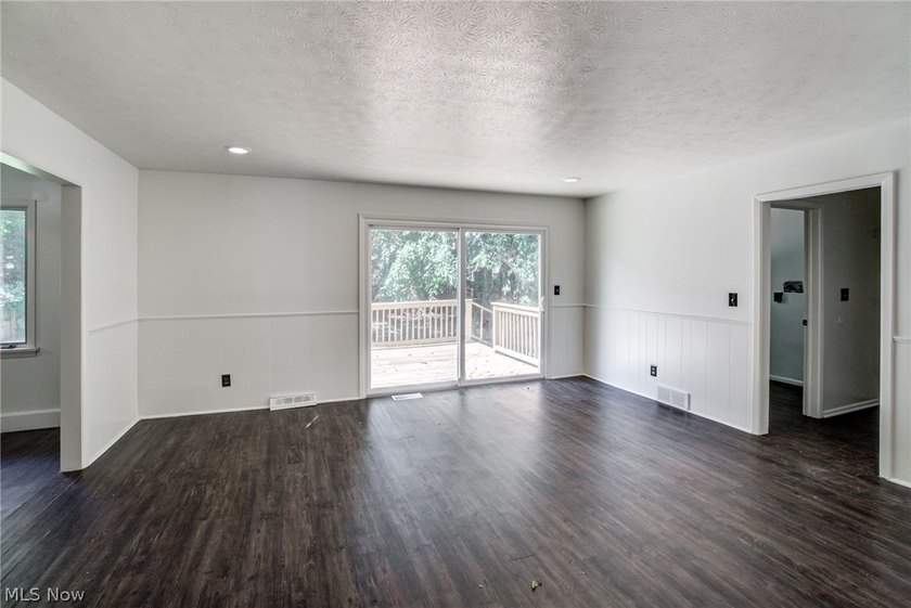 Welcome to 18212 Cornwall Road in Cleveland's desirable lakeside - photo 7