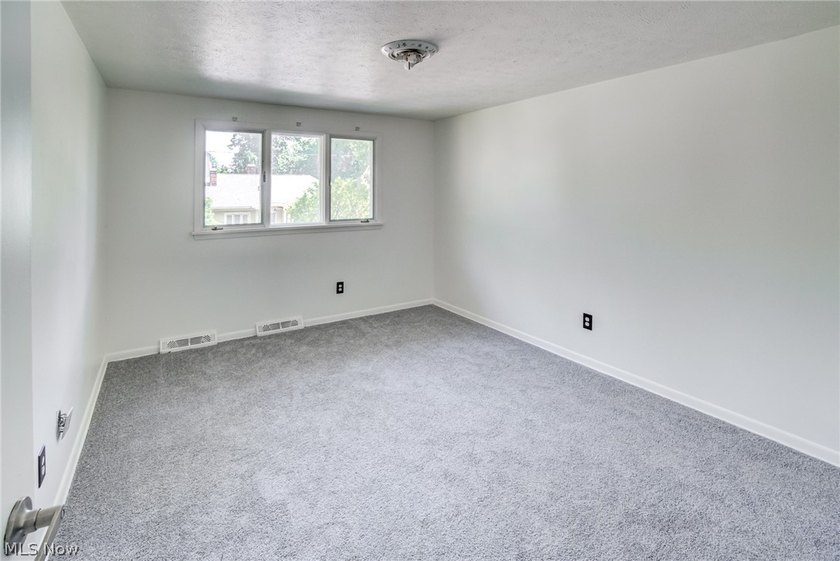 Welcome to 18212 Cornwall Road in Cleveland's desirable lakeside - photo 10