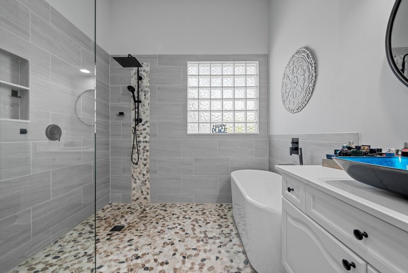 BETTER THAN NEW! Beautifully upgraded 4BR/2.5BA home in Oakmont - photo 37