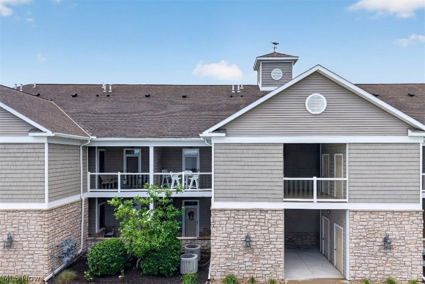 Wake up to breathtaking sunrises and panoramic views of Lake - photo 2