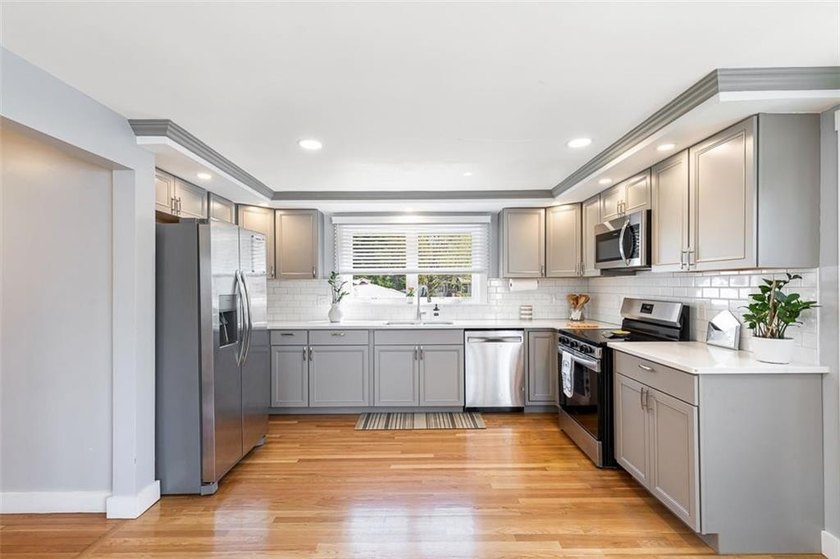 Welcome to this beautifully maintained 4-bedroom, 1.5-bath home - photo 13