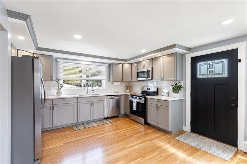 Welcome to this beautifully maintained 4-bedroom, 1.5-bath home - photo 14