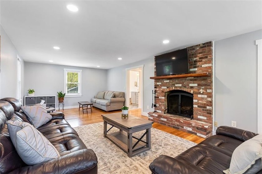 Welcome to this beautifully maintained 4-bedroom, 1.5-bath home - photo 16