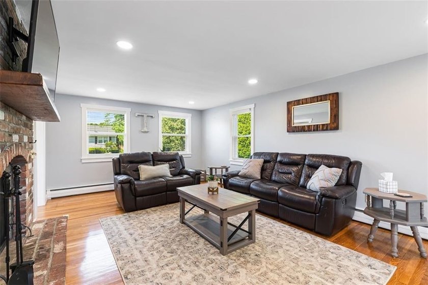 Welcome to this beautifully maintained 4-bedroom, 1.5-bath home - photo 17