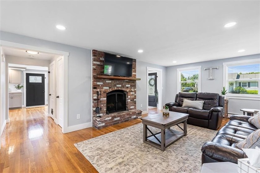 Welcome to this beautifully maintained 4-bedroom, 1.5-bath home - photo 19