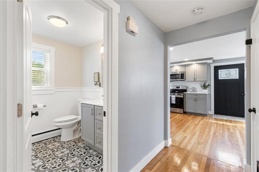 Welcome to this beautifully maintained 4-bedroom, 1.5-bath home - photo 22