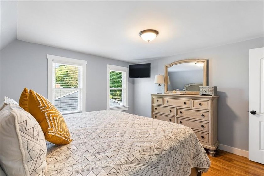 Welcome to this beautifully maintained 4-bedroom, 1.5-bath home - photo 29