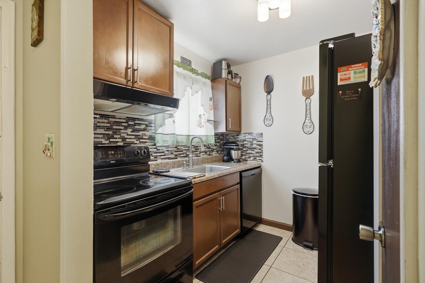 Charming 2-bed, 1-bath first-floor condo with a peaceful garden - photo 3