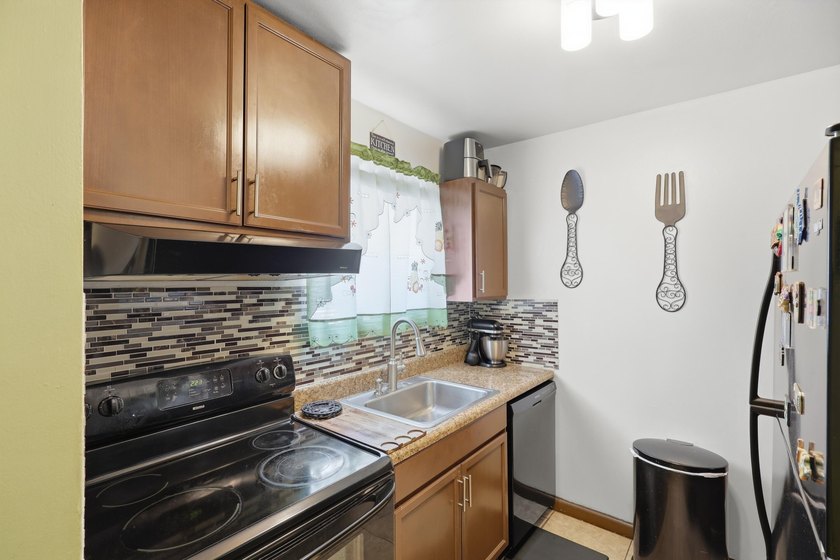 Charming 2-bed, 1-bath first-floor condo with a peaceful garden - photo 4