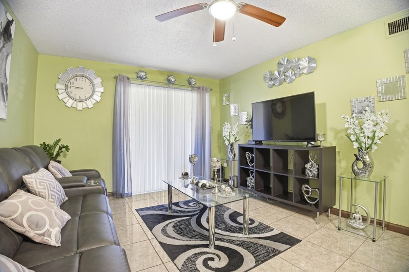 Charming 2-bed, 1-bath first-floor condo with a peaceful garden - photo 5