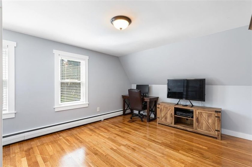 Welcome to this beautifully maintained 4-bedroom, 1.5-bath home - photo 36