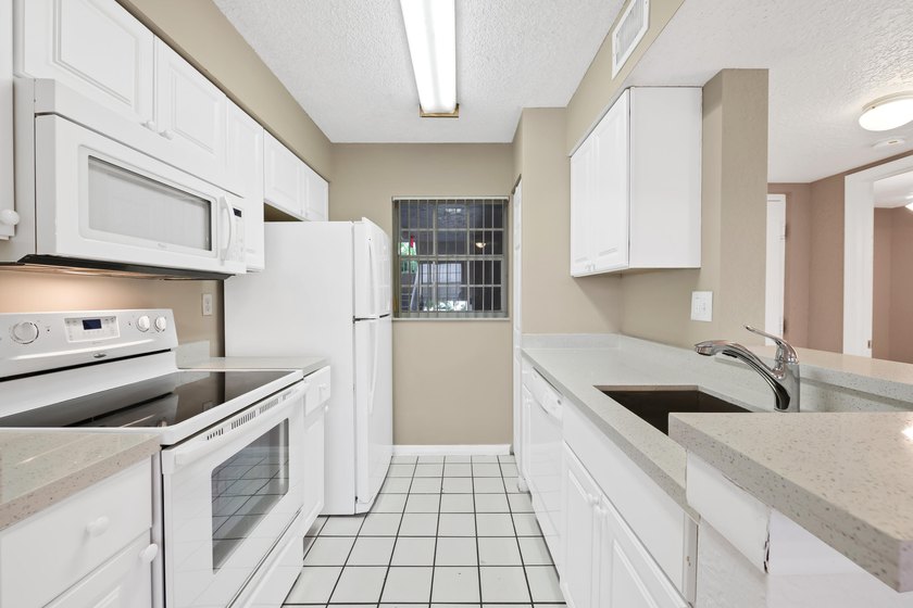 Charming second-floor 2BR/2BA condo in Oakland Forest with - photo 2