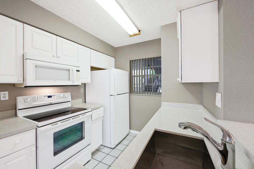 Charming second-floor 2BR/2BA condo in Oakland Forest with - photo 3