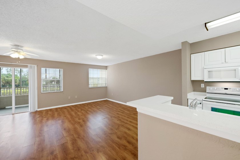 Charming second-floor 2BR/2BA condo in Oakland Forest with - photo 5