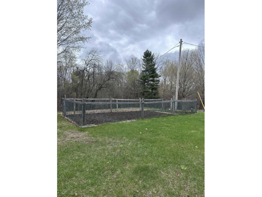 Welcome to 324 Hanson Road located just on the border of - photo 49