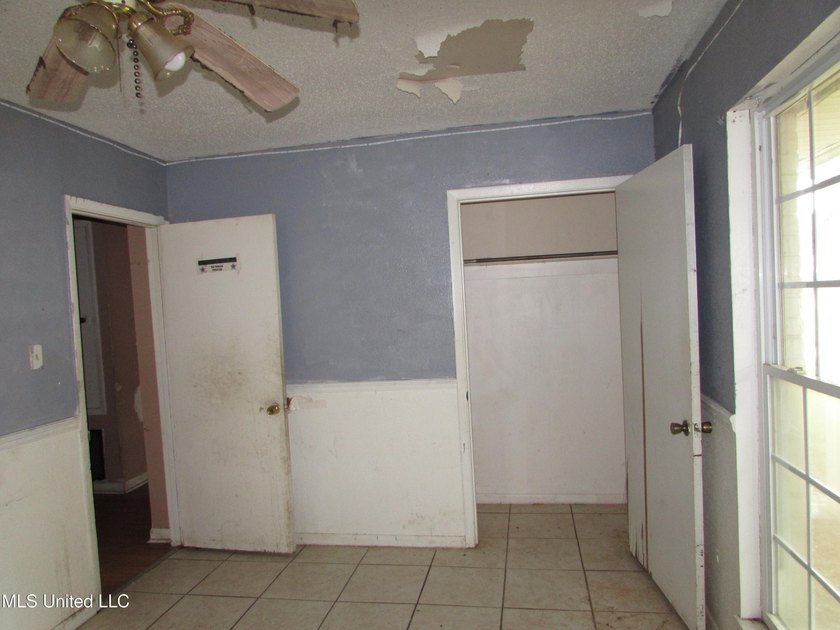 Great location for this 4/2 brick home. Has a newer roof but the - photo 10