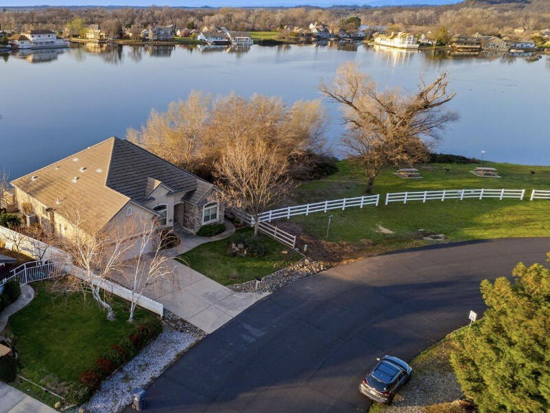Impressive home with private dock located inside the gated - photo 2