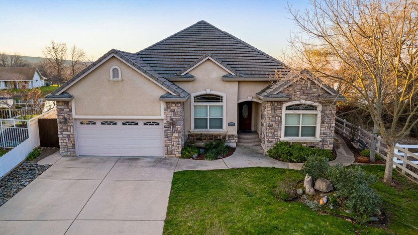 Impressive home with private dock located inside the gated - photo 3
