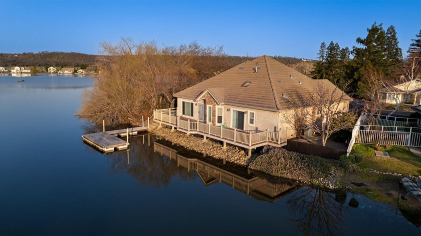 Impressive home with private dock located inside the gated - photo 4