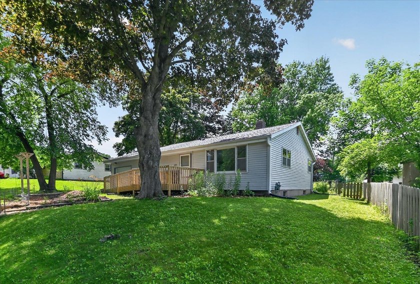 Incredible value awaits the new owner of this Northside ranch - photo 3