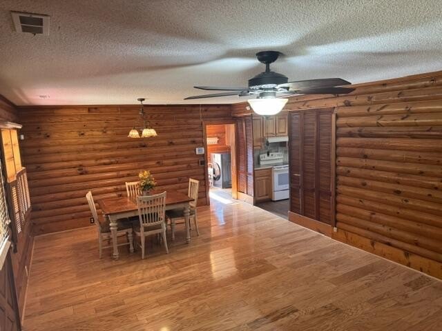 Discover tranquility &amp; charm in this immaculate log cabin - photo 11