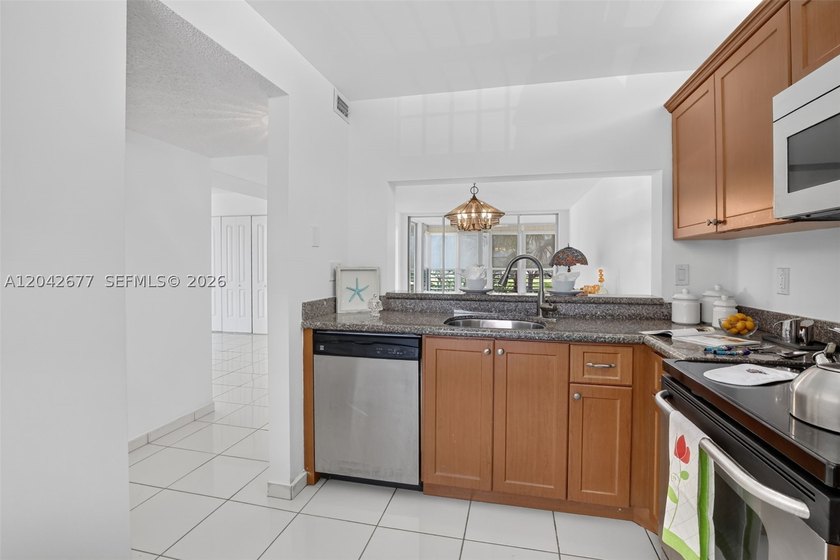 This amazing beautiful condo 3/2 on the second floor in Sabal - photo 11