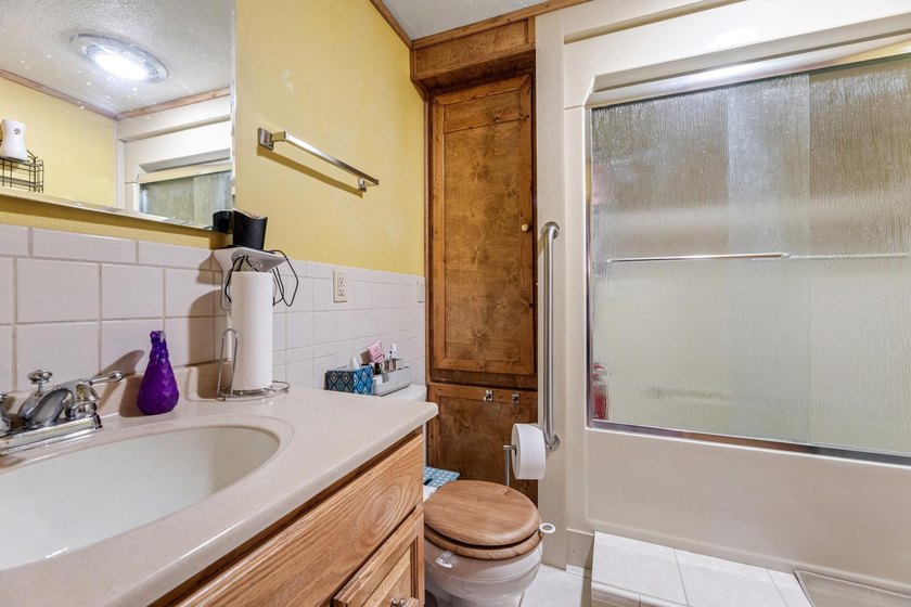 Charming 4 bedroom Buffalo City home with easy main-level living - photo 15