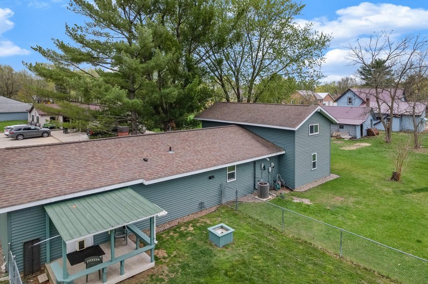 Charming 4 bedroom Buffalo City home with easy main-level living - photo 17