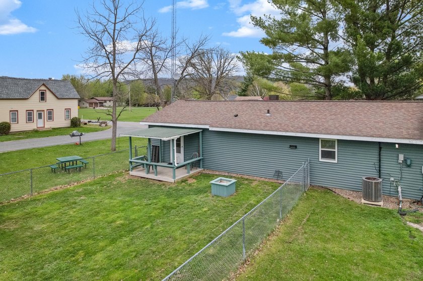 Charming 4 bedroom Buffalo City home with easy main-level living - photo 18