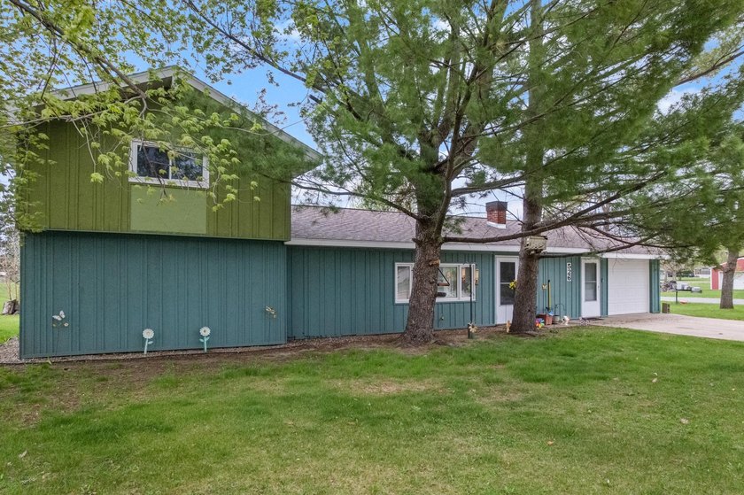 Charming 4 bedroom Buffalo City home with easy main-level living - photo 23