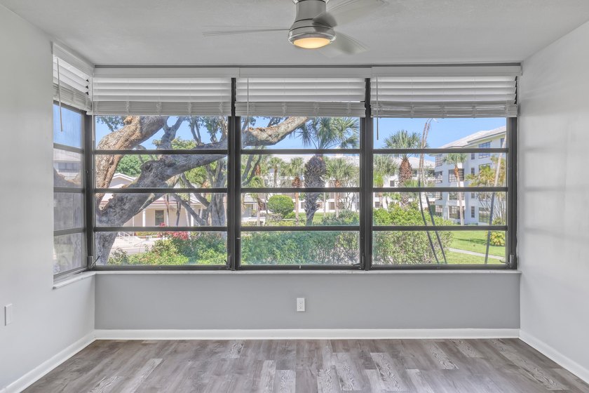 Beautifully upgraded condo offering modern finishes and - photo 9