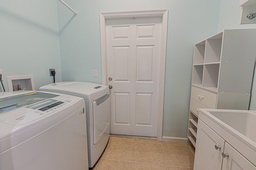Move-in ready 2023 roof, 4/2/2 home, great location! Designed - photo 19