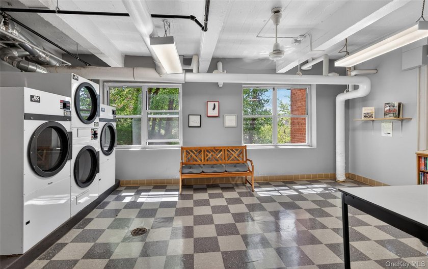 A gracious circular drive welcomes you to 177 E Hartsdale Avenue - photo 21